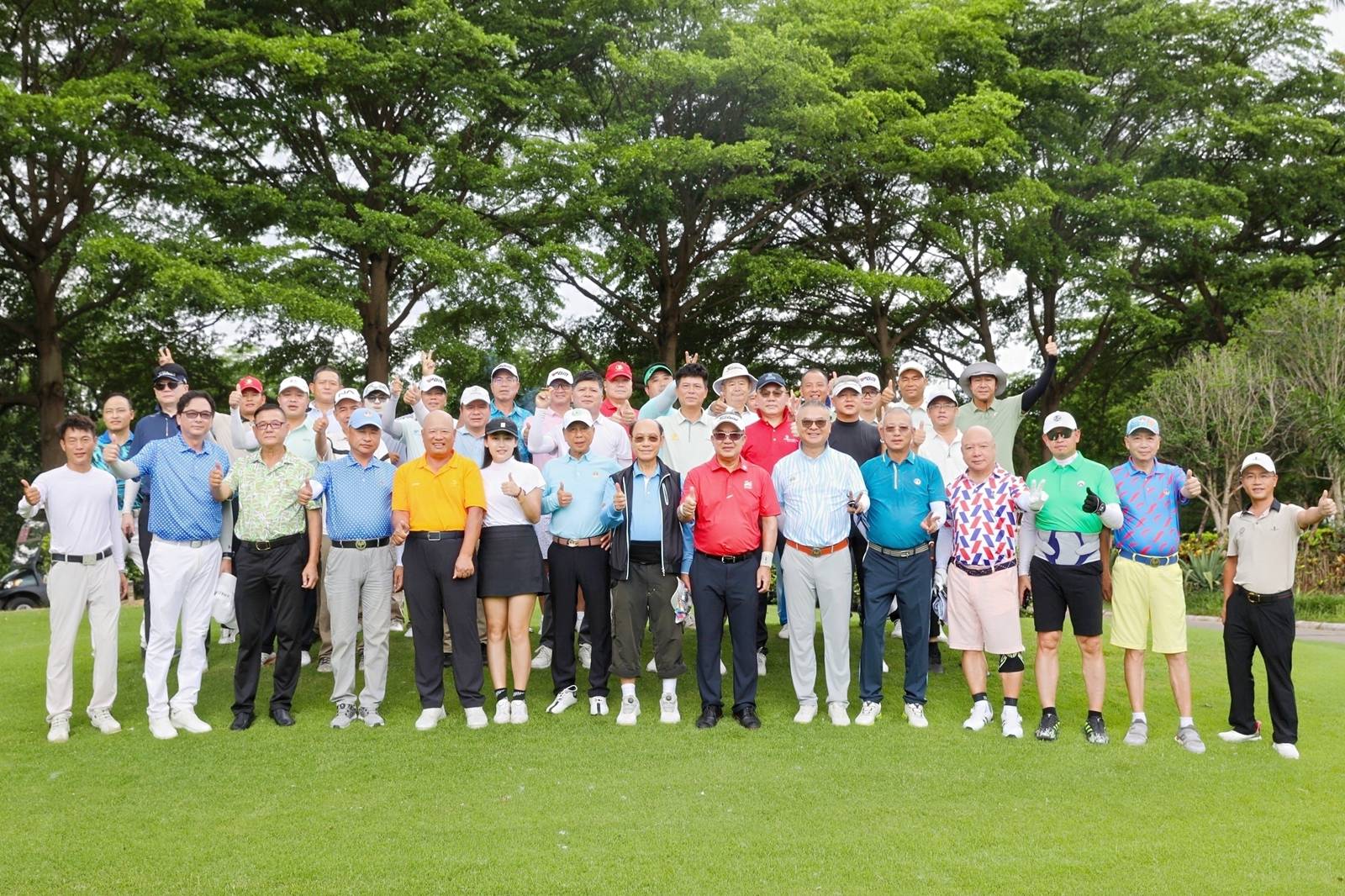 如何申请到皇冠信用网_欧亚高尔夫球总会领导莅邕暨广西龙高尔夫球队联谊赛