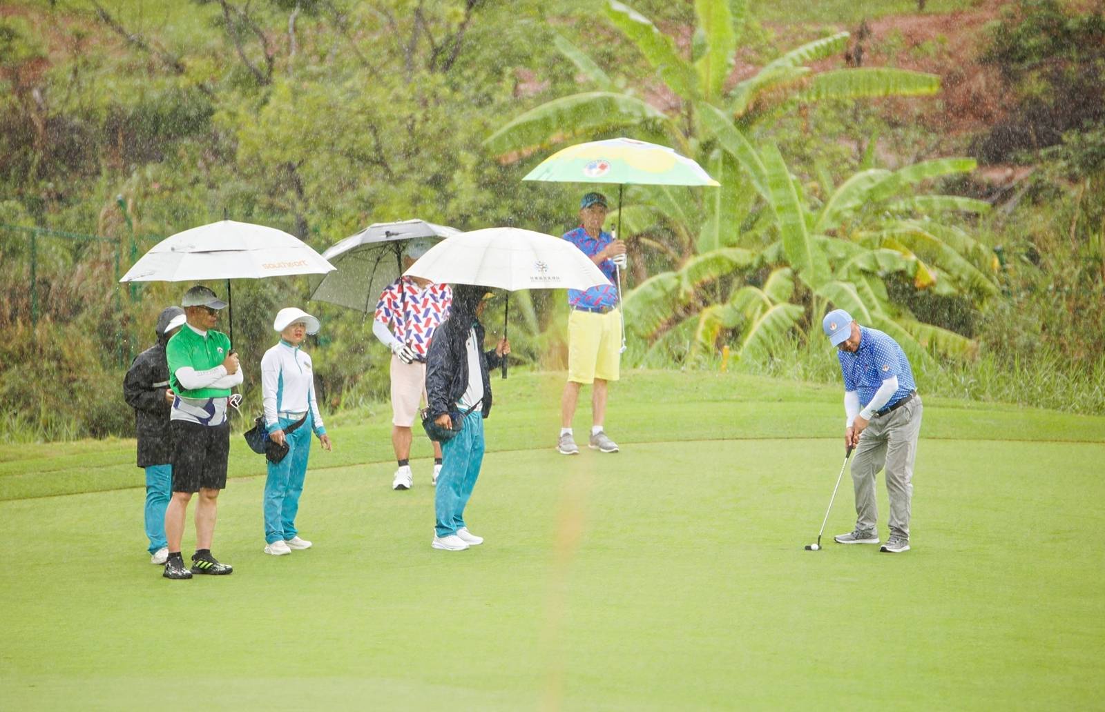 如何申请到皇冠信用网_欧亚高尔夫球总会领导莅邕暨广西龙高尔夫球队联谊赛