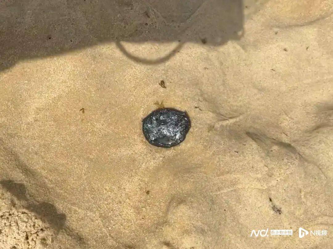 皇冠登3管理出租_“擦都擦不掉”！多名网友反映深圳大梅沙现黑色油污皇冠登3管理出租，味道刺鼻！官方回应