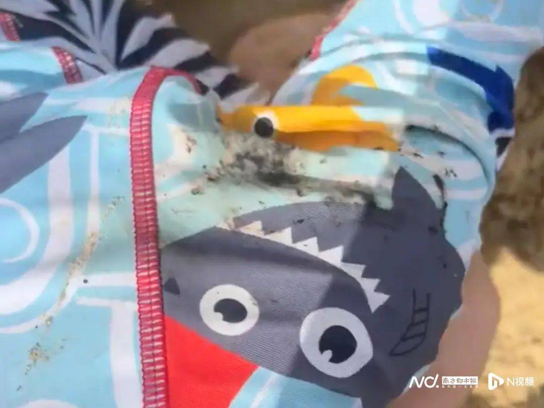 皇冠登3管理出租_“擦都擦不掉”！多名网友反映深圳大梅沙现黑色油污皇冠登3管理出租，味道刺鼻！官方回应