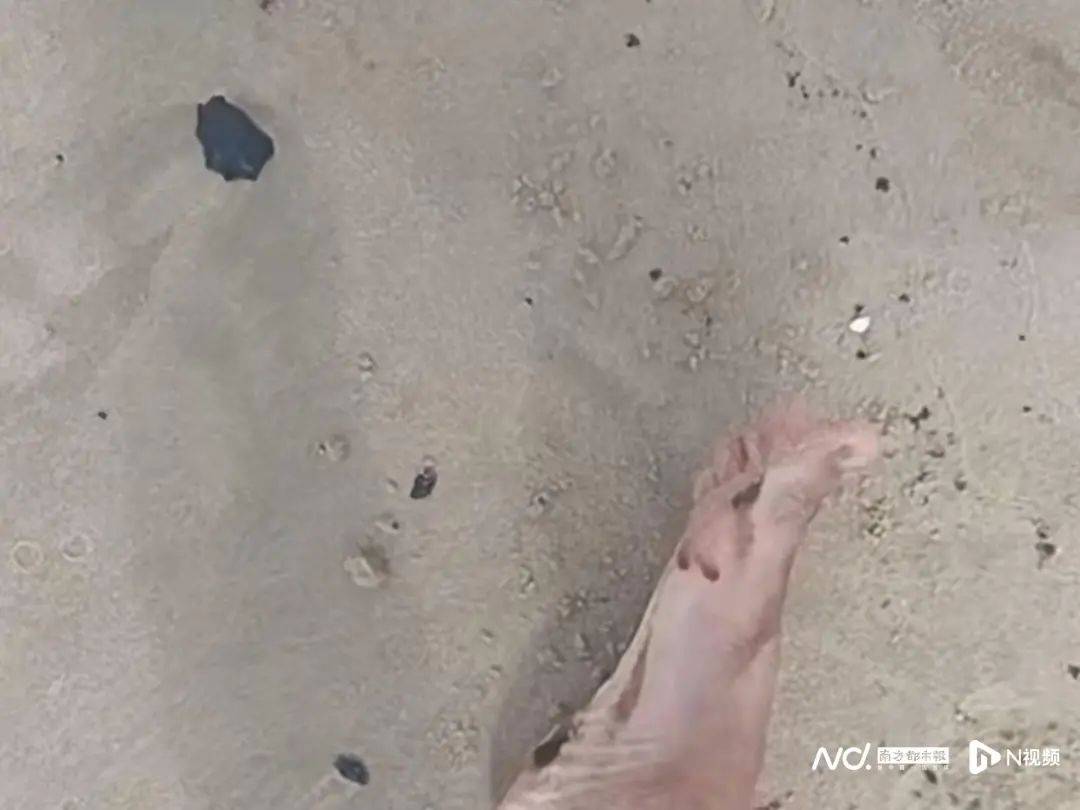 皇冠登3管理出租_“擦都擦不掉”！多名网友反映深圳大梅沙现黑色油污皇冠登3管理出租，味道刺鼻！官方回应