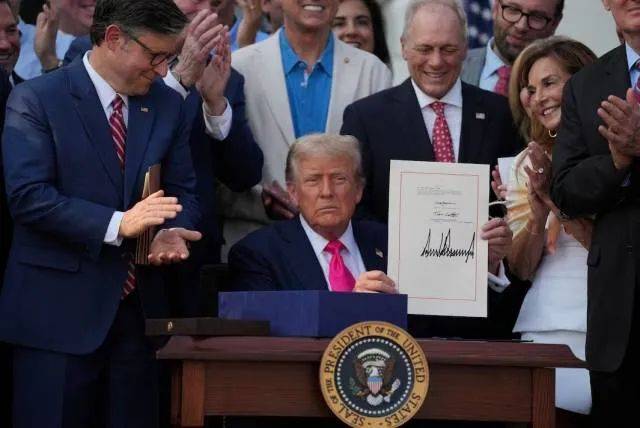 皇冠信用網占成代理_特朗普签署“大而美”法案皇冠信用網占成代理，B-2轰炸机飞跃白宫上空，现场画面→