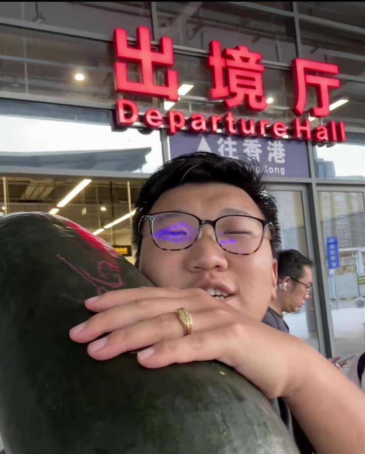 如何注册皇冠足球代理_男子在深圳购买28斤重的冬瓜带回香港如何注册皇冠足球代理，给3个月大的女儿当避暑玩具