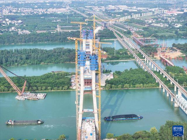 皇冠信用網哪里申请_江苏扬州：沪渝蓉高铁跨京杭运河斜拉桥建设有序推进