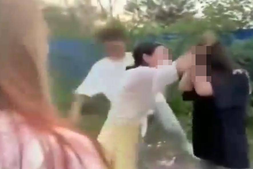 皇冠信用网去哪里弄_江西万载曝出多段未成年人围殴视频皇冠信用网去哪里弄，霸凌者叫嚣“我没16岁欢迎报警”