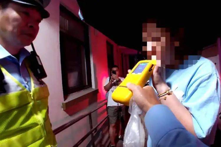 皇冠信用網登2登3_上海一女子开车肇事后皇冠信用網登2登3，第一件事竟是逃回家喝酒……已被刑拘！