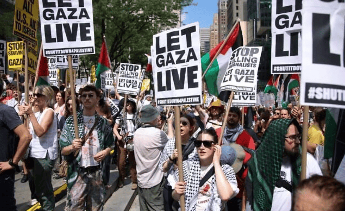 五大联赛转会汇总_外媒：美国纽约数千名抗议者呼吁“停止让加沙挨饿”五大联赛转会汇总，现场有人用勺子敲打锅碗瓢盆