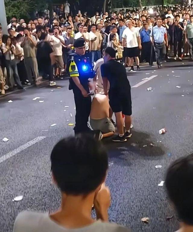 足球外盘在哪买_男子回应手拿折扇被群众制服：现在看见扇子就慌足球外盘在哪买，事后未收到赔偿