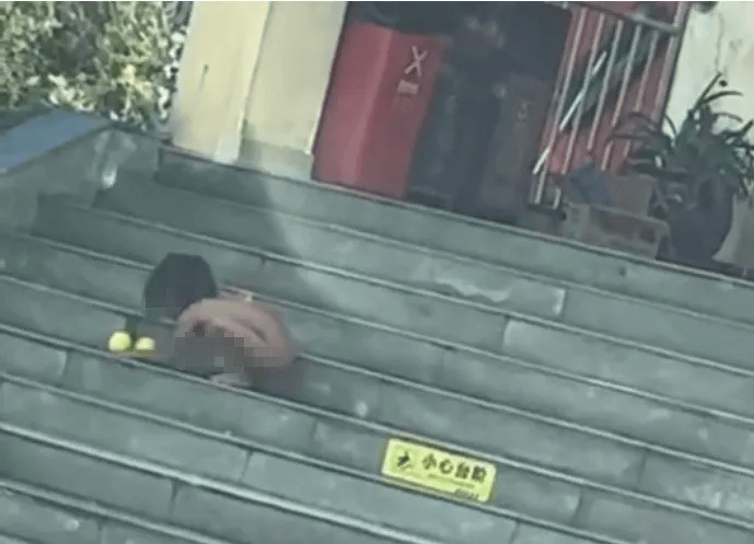 皇冠体育App下载_“野人小孩”最新进展：小孩已被养成不穿衣服习惯皇冠体育App下载，父母都没工作，孩子没上户口，公安民政妇联已介入