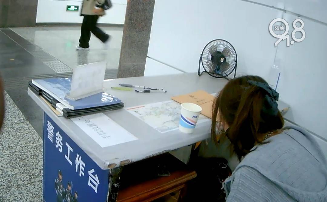 皇冠信用网开户_杭州地铁内皇冠信用网开户，女乘客突然崩溃大哭！紧接着……这一幕被拍下