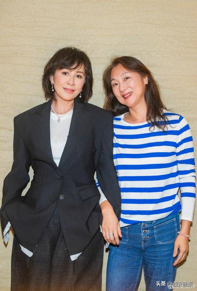 皇冠信用盘出租足球_60岁刘嘉玲回苏州参加同学会皇冠信用盘出租足球，合影状态超年轻：50年师生情像老酒，越陈越醇