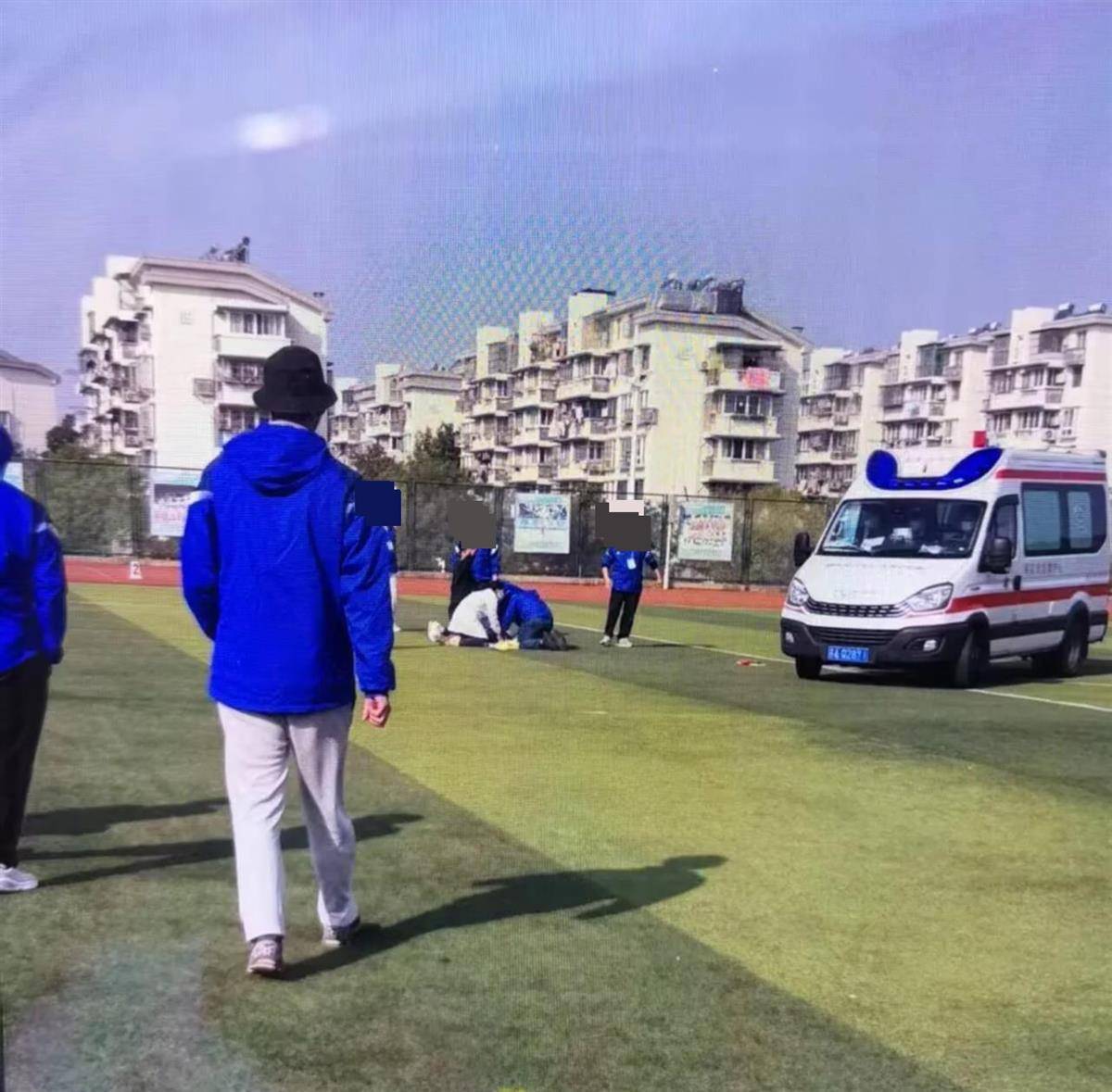 皇冠信用网会员开户_南京一学生在运动会上跑200米时倒地去世皇冠信用网会员开户，官方：深感痛心，已与亲属沟通妥善处理