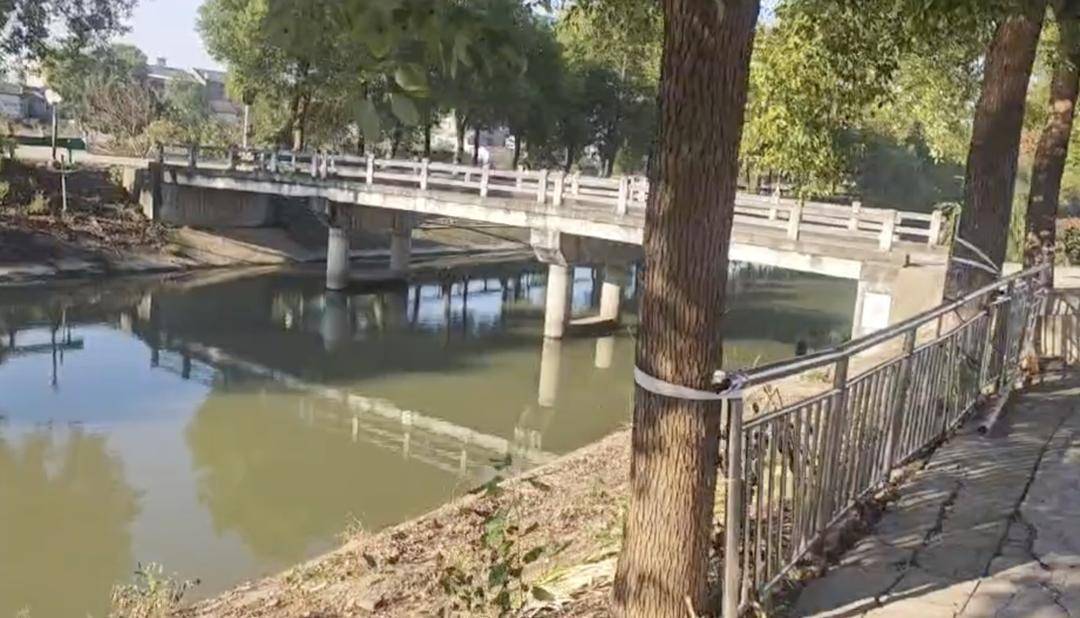 皇冠信用最新地址_3岁男童家门口落水母亲施救双双遇难皇冠信用最新地址，家属质疑“河道护坡陡峭无法自救”