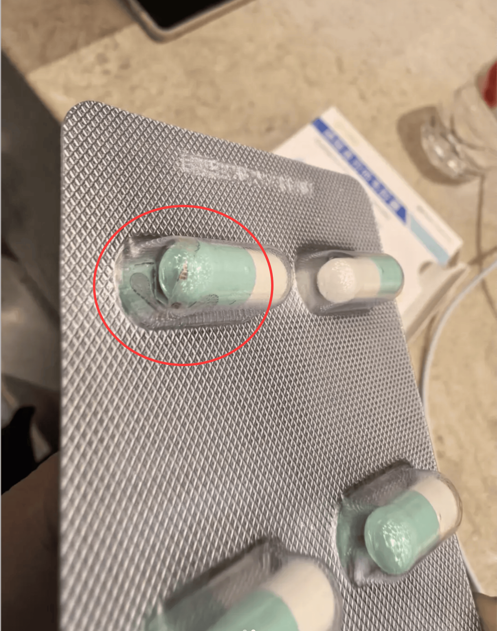 如何代理皇冠信用网_武汉一市民购奥司他韦胶囊如何代理皇冠信用网，泡罩内现完整飞虫，药房：属实，已换货