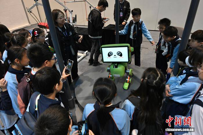 皇冠手机管理端登录_首届香港国际AI艺术节“遇见未来”