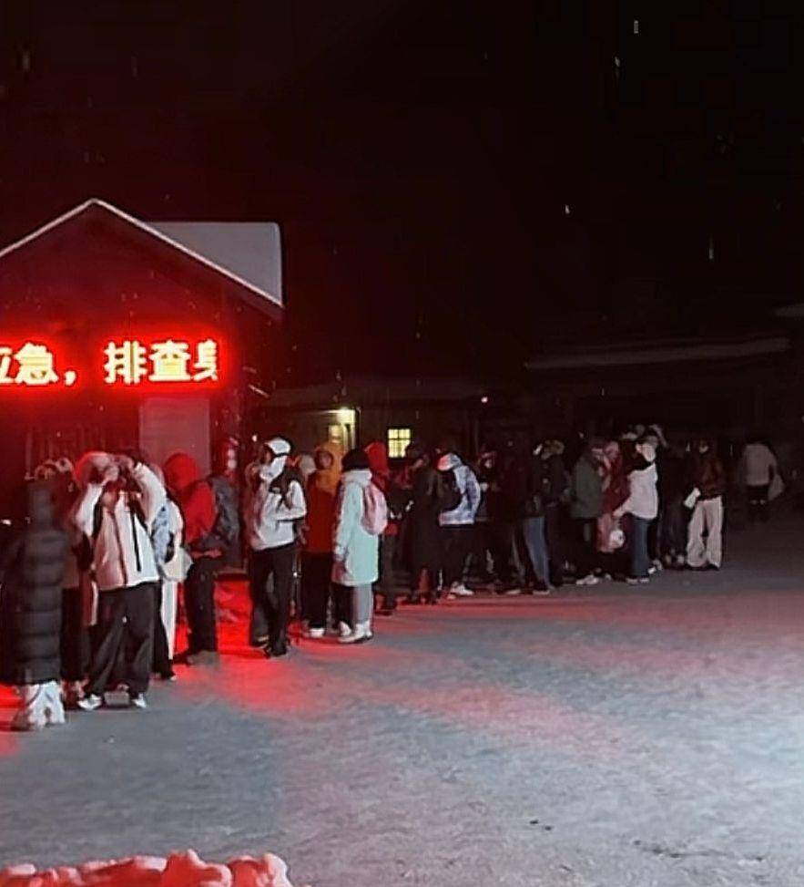 皇冠ag mos066 _数百名游客夜晚滞留太白山景区数小时皇冠ag mos066 ，气温低至零下十几度，当地：山上突然降雪道路结冰，目前所有游客都已乘摆渡车下山